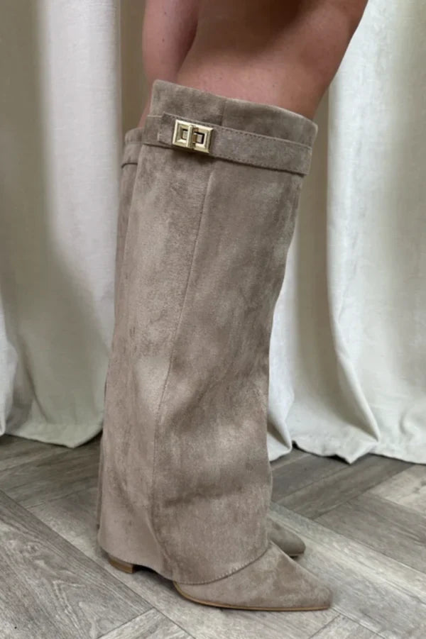 Elora – Kniehoge Suede Laarzen Met Blokhak En Getailleerde Schacht
