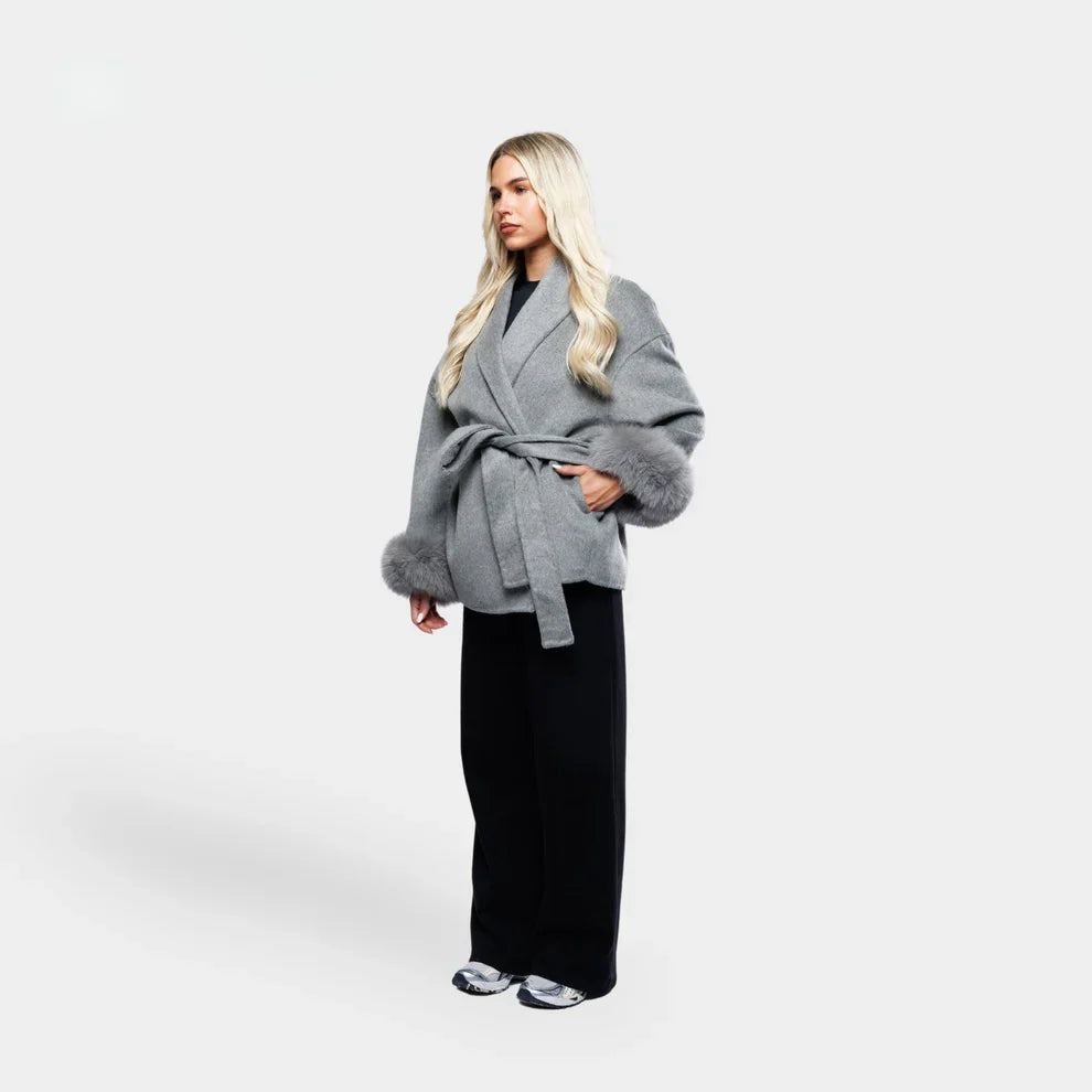 Livia  – wollen jas met faux fur mouwen en strikceintuur
