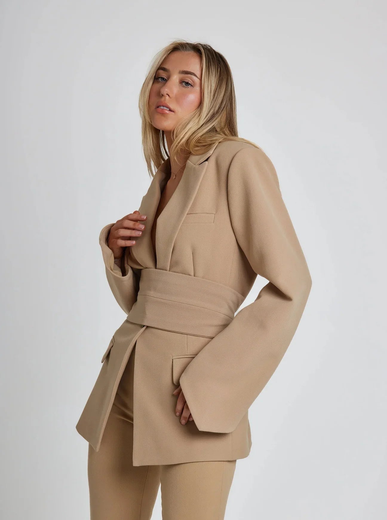 Sophie – Klassieke damesblazer met luxe knoopdetails en ademende stof