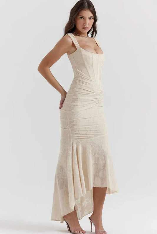 Noëlle – Kant avondjurk met off-shoulder hals en asymmetrische mermaid-zoom