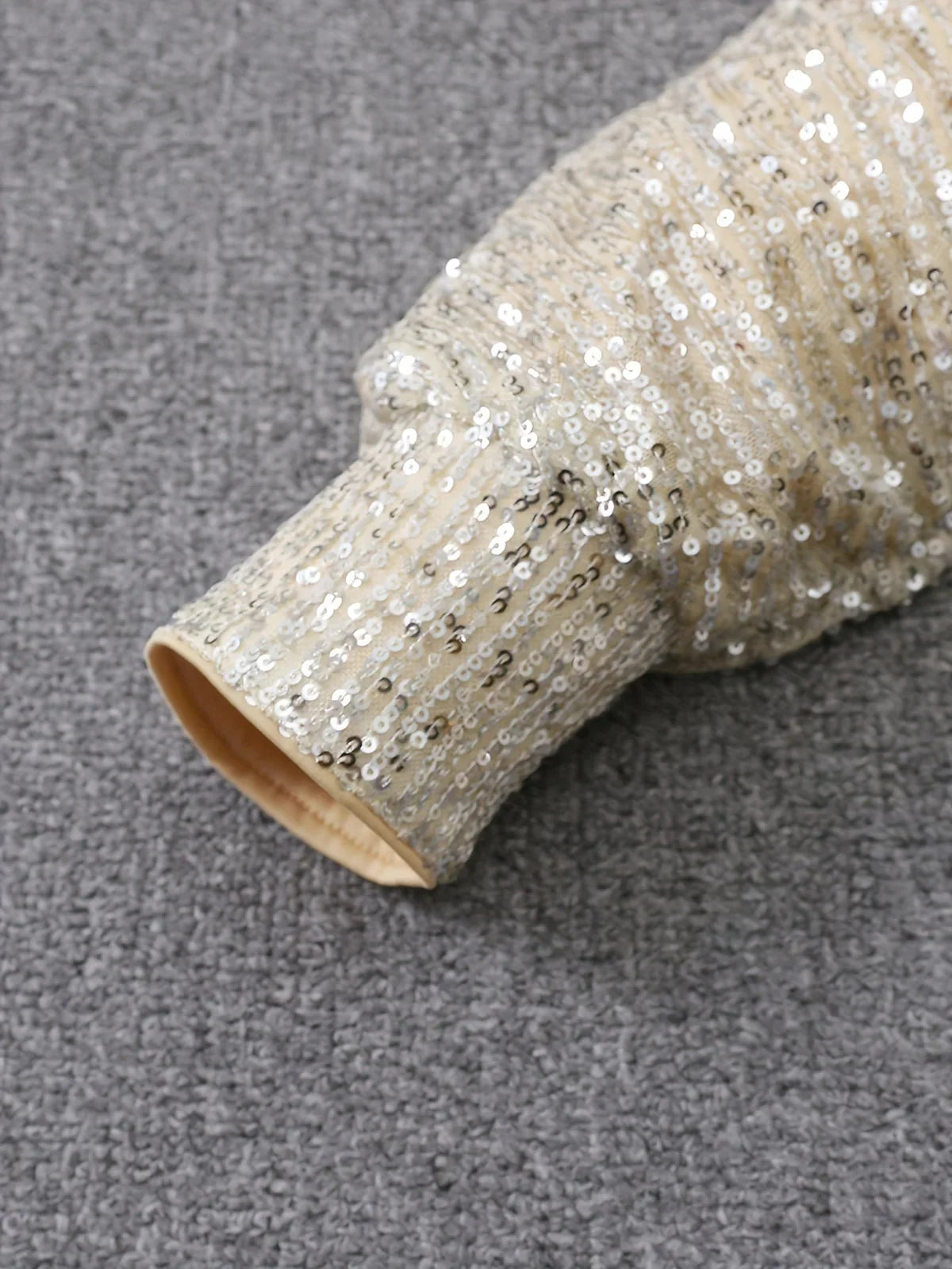 Elin –  glitterjurk met elegante halslijn en pailletten