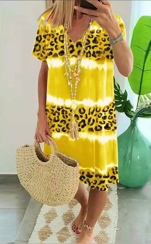 Lina – Zomerjurk met luipaardprint en V-hals in licht katoen
